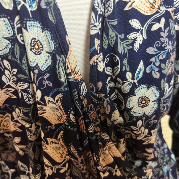 Chicwe Size 1X Open Front V Neck Blouse Blue Floral Stretchy Asymetrical Hem NWT - Picture 3 of 10